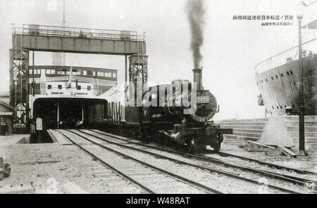 [1920s Japan - Dampflokomotive der Fähre] - eine Dampflok zieht aus einer Fähre in Hakodate Port, Hokkaido. 20. jahrhundert alte Ansichtskarte. Stockfoto