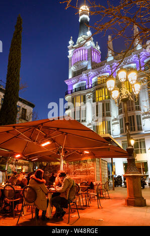 Cafe Tabellen in der Plaza de Santa Ana mit der Reina Victoria Hotel im Hintergrund, zentral, Madrid, Spanien Stockfoto