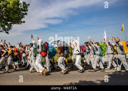 Protestmarsch der Bewegung Ende-Gel Šnde, während einer Aktion Wochenende, an den Tagebau Garzweiler, in der Stadt von Keyenberg, Deutschland, demonstratio Stockfoto