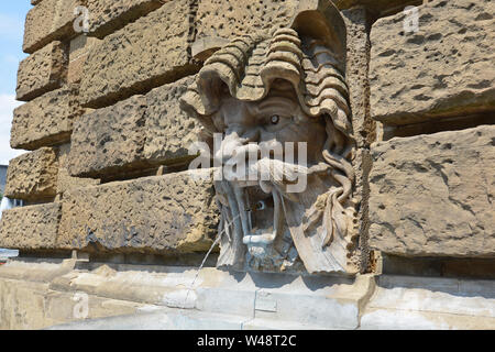 Mannheim, Deutschland - Juli 2019: Wasser spucken gargoyle Kopf über Wasser Tour namens "Wasserturm" in Mannheim. Stockfoto