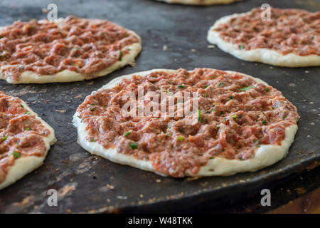 Vorbereitung pita mit Lammfleisch und Schnittlauch Stockfoto