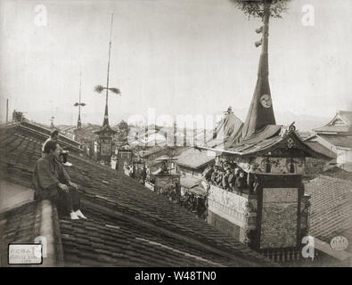 [1870s Japan - Gion Matsuri Festival schwimmt] - ein Festival Schwimmer ist, dass eine Straße während des berühmten Kyoto Gion Matsuri, das während Juli gezogen. Das Festival wurde begonnen, als in 869, Kyoto litt Pestilenz. Im Auftrag von Kaiser Seiwa (850-880), die Leute von Kyoto betete zu Gott der Yasaka Schrein für die Befreiung von der Krankheit. 19 Vintage albumen Foto. Stockfoto