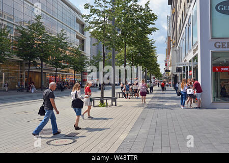 Mannheim, Deutschland - Juli 2019: Menschen zu Fuß durch die Innenstadt von Mannheim mit verschiedenen Geschäften, an warmen Sommertagen Stockfoto