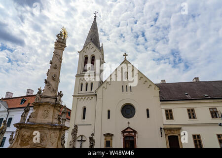 Blick auf die stadt Veszprem mit König Stephan dem Heiligen Kathedrale und Trinity Statue Stockfoto