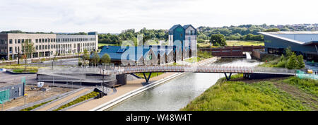 SWINDON, UK - 21. JULI 2019: Luftbild der neuen Fußgängerbrücke in der Nähe von H&W das neue Dekanat Schule und Waitrose in Wichelstowe in Swindon. Stockfoto