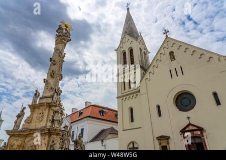 Blick auf die stadt Veszprem mit König Stephan dem Heiligen Kathedrale und Trinity Statue Stockfoto