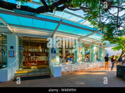 Von außen ein trendiges Restaurant in beliebten touristischen Hastings Street, Noosa Heads, Sunshine Coast, Queensland, Queensland, Australien Stockfoto