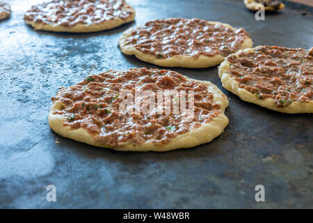 Vorbereitung pita mit Lammfleisch und Schnittlauch Stockfoto