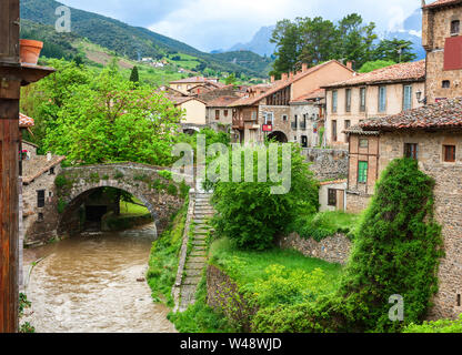 Fluss Quiviesa, durch San Cayetano Brücke in Potes, Kantabrien, Spanien. Stockfoto