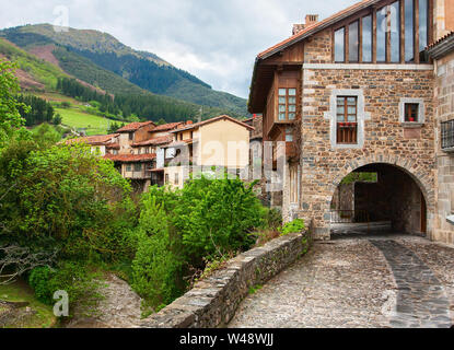 Malerischer Blick auf der Straße mit alten Häusern in Potes, Kantabrien, Spanien. Stockfoto