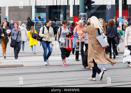 Oslo, Norwegen, 20. Juni 2019. Überqueren Sie die Straße an einem Zebrastreifen in der Nähe des Hauptbahnhofs. Stockfoto