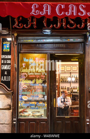 Blick durch das Fenster einer Tapas Bar (eines von vielen) rund um die Plaza de Santa Ana und Puerta del Sol, im Zentrum von Madrid. Spanien Stockfoto