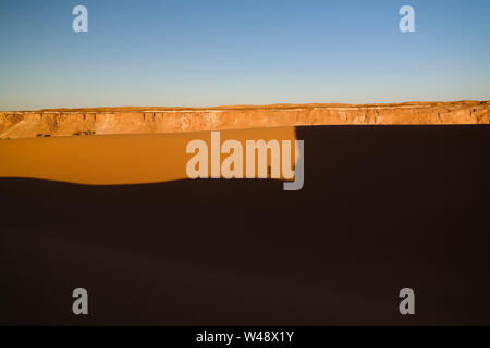 Antenne Panoramablick auf die Landschaft in der Nähe von Boukkou See Gruppe von Ounianga Serir Seen bei Sonnenaufgang, Ennedi, Tschad Stockfoto