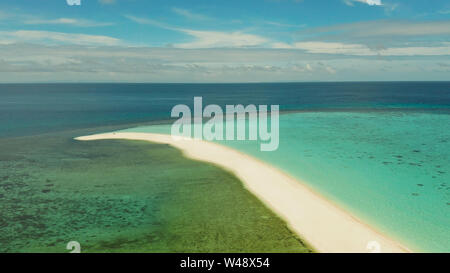 Weiße Insel mit Strand und Sand Bar im türkisblauen Wasser Atoll, Antenne Brummen. Sandbar Atoll. Tropische Insel und Korallenriff. Sommer und Reisen Urlaub Konzept, Camiguin, Philippinen. Stockfoto