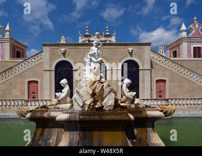 Details von einem der vielen hoch dekorierte Statuen und Brunnen in den weitläufigen Gärten des Estoi Palace Hotel gefunden. Estoi, Portugal. Stockfoto