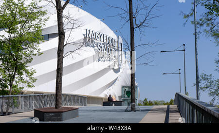 Debrecen Ungarn 04 19 2019 junges Paar vor Debrecen großen Wald (ungarisch: nagyerdei) Stadion sitzen. Stockfoto