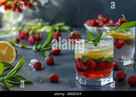 Kalte strawberry mojito Drink mit Erdbeer, Zitrone und Minze, horizontale Foto, close-up Stockfoto