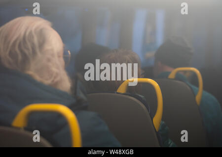 Tromsø, Norwegen - Dezember 2018: Pendler mit dem Bus während der Montag morgen rush hour in Tromsø, Norwegen Reisen Stockfoto