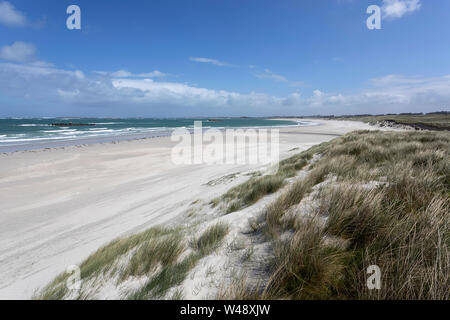 Sand Dünen mit Gras am langen, weißen Sandstrand mit großen Wellen bedeckt vom Atlantischen Ozean in der Bretagne, Frankreich Stockfoto