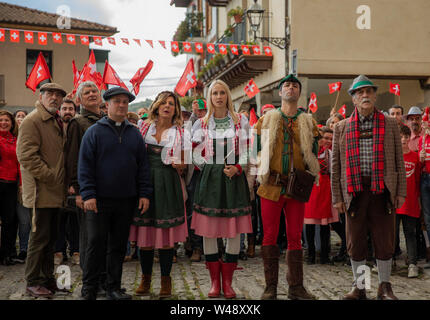 ENRIQUE VILLEN, RAMON BAREA, KANDIDO URANGA, MIKEL LOSADA, SECUN DE LA ROSA, INGRID GARCIA JOHNSON und MARIBEL SALAS in LA PEQUEÑA SUIZA (2019), unter der Regie von KEPA SOJO. Credit: Nadie es perfecto/Stopline Filme/Kuttuna Filmak/TVE/Album Stockfoto