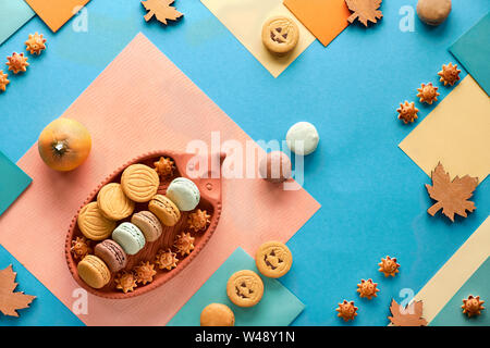 Herbst Hintergrund, geometrische Papier flach mit Halloween cookies, Makronen und saisonale Dekorationen Stockfoto