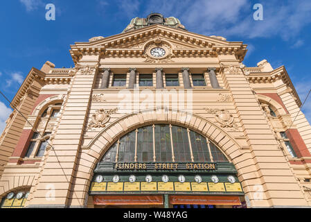 Schöner Blick auf die Flinders Street Station Fassade im Stadtzentrum von Melbourne, Victoria, Australien, an einem sonnigen Tag Stockfoto