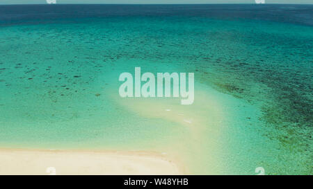 Weiße Insel mit Strand und Sand Bar im türkisblauen Wasser Atoll, Antenne Brummen. Sandbar Atoll. Tropische Insel und Korallenriff. Sommer und Reisen Urlaub Konzept, Camiguin, Philippinen. Stockfoto