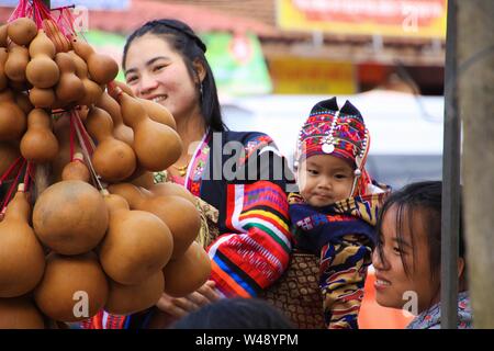 MAE SALONG, THAILAND - Dezember 17. 2017: Die Frau vom Akha Bergvölker im Norden von Thailand, die ihr Baby auf dem Rücken auf den Markt Stockfoto