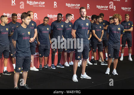 Tokio, Japan. 21. Juli, 2019. (Vorne L bis R) FC Barcelona Spieler Hiroki Abe, Norberto Murara Neto und Antoine Griezmann und andere Teammitglieder, an einem Empfang Partei für Rakuten Cup im ANA InterContinental Tokyo. Fußball-Teams des FC Barcelona und dem FC Chelsea kam nach Japan in der ''Rakuten Cup'' teilnehmen zu einander zugewandt und auch lokale Team Vissel Kobe, wo Andres Iniesta, David Villa und Sergi Samper zurzeit spielen. Credit: Rodrigo Reyes Marin/ZUMA Draht/Alamy leben Nachrichten Stockfoto