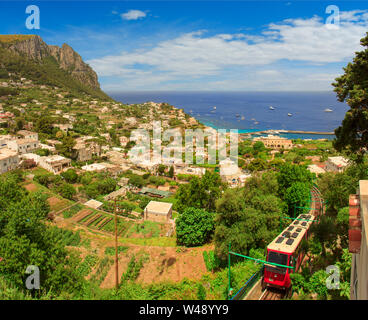 Luftaufnahme der felsigen Küste und Marina Grande, Capri, Italien. Ein panorama Blick von piazzo Umberto über Marina Grande und der Standseilbahn auf Stockfoto