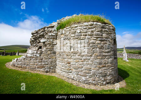 Die orphir runde Kirche, einer von nur zwei runde mittelalterliche Kirchen in Schottland, in Orphir, Orkney, Schottland, Großbritannien. Stockfoto