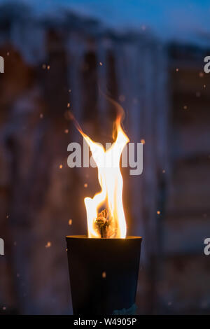 Feuer im Inneren Metall-taschenlampe vor einem hölzernen in einem samischen Dorf verschütten, Nördliches Norwegen Stockfoto