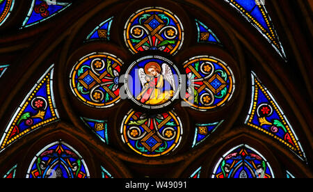 Glasmalereien in der Kathedrale von Notre Dame, Paris, Frankreich, mit der Darstellung eines betenden Engel Stockfoto