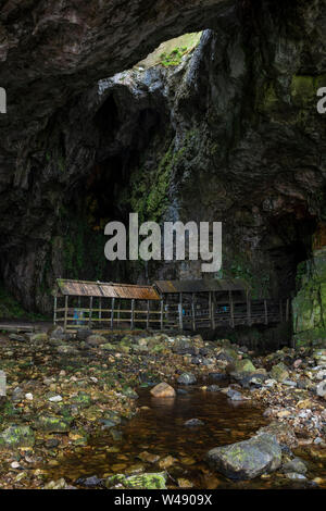 Eine hölzerne Brücke am Eingang der Smoo Höhle, einen großen kombinierten See- und Süßwasser Höhle Höhle in Durness in Sutherland, Highland, Schottland, UK. Stockfoto