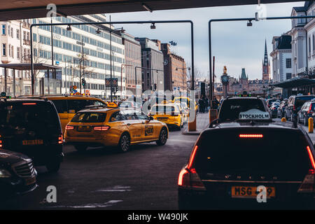 Editorial 28.03.2019 Stockholm Schweden Taxis vor dem Hauptbahnhof warten in Bahnen für Passagiere Stockfoto