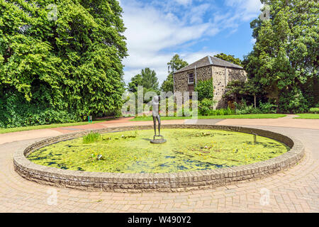 Statue von Mädchen durch Reg Butler in Teich an inverleith House Royal Botanic Garden Edinburgh Schottland Großbritannien Stockfoto