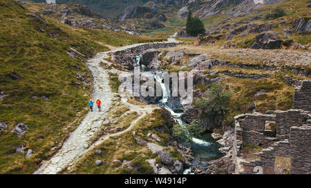 Snowdonia National Park, Wales - Luftaufnahme von Watkins Pfad und schönen Berg River Stockfoto