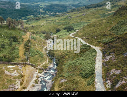 Snowdonia National Park, Wales - Luftaufnahme von Watkins Pfad und schönen Berg River Stockfoto