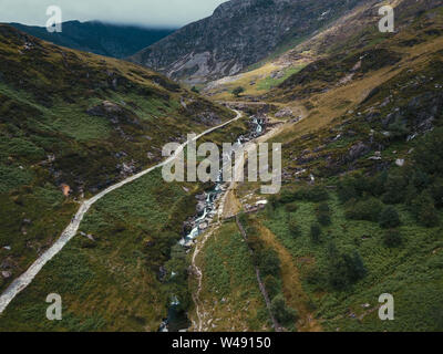 Snowdonia National Park, Wales - Luftaufnahme von Watkins Pfad und schönen Berg River Stockfoto