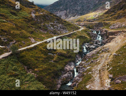 Snowdonia National Park, Wales - Luftaufnahme von Watkins Pfad und schönen Berg River Stockfoto