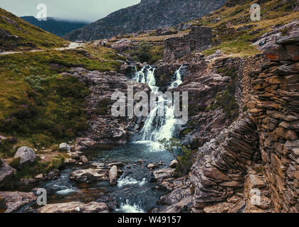 Snowdonia National Park, Wales - Luftaufnahme von Watkins Pfad und schönen Berg River Stockfoto