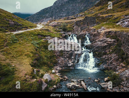 Snowdonia National Park, Wales - Luftaufnahme von Watkins Pfad und schönen Berg River Stockfoto