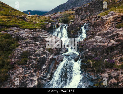 Snowdonia National Park, Wales - Luftaufnahme von Watkins Pfad und schönen Berg River Stockfoto