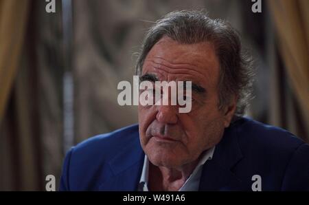 Amerikanische Regisseur Oliver Stone in einem Interview mit dem russischen Präsidenten Wladimir Putin im Kreml Juni 19, 2019 in Moskau, Russland. Stockfoto