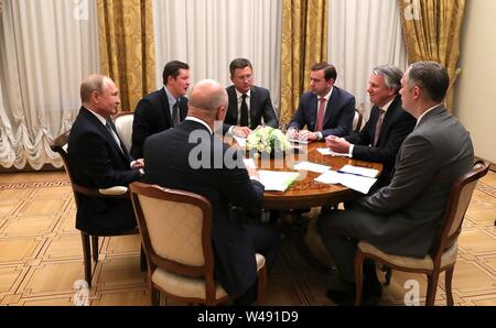 Der russische Präsident Wladimir Putin, Links, trifft sich mit Royal Dutch Shell CEO Ben van Beurden, rechts, und Delegation Juli 18, 2019 in St. Petersburg, Russland. Stockfoto