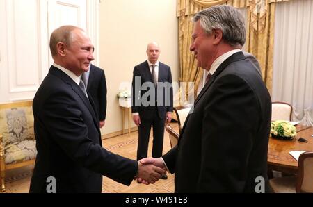 Der russische Präsident Wladimir Putin, Links, trifft sich mit Royal Dutch Shell CEO Ben van Beurden Juli 18, 2019 in St. Petersburg, Russland. Stockfoto