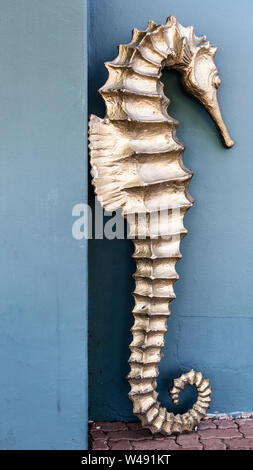 Eine Statue einer gefährdeten Seepferdchen an einem lokalen St James cafe lehnt sich an eine Wand in Südafrika, in der Nähe von Kapstadt Stockfoto