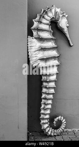 Eine Statue einer gefährdeten Seepferdchen an einem lokalen St James cafe lehnt sich an eine Wand in Südafrika, in der Nähe von Kapstadt Stockfoto