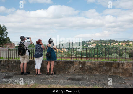 Florenz, Italien - 2019, 7. Juli: Touristen fotografieren und bewundern Sie die Landschaft aus einer Terrasse der Festung Belvedere, in Florenz. San Miniato al Mo Stockfoto