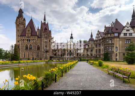 MOSZNA, Polen - Juli 16, 2019: Das Schloss Moszna im südwestlichen Polen, eine der schönsten Burgen der Welt aus dem 17. Jahrhundert. Stockfoto